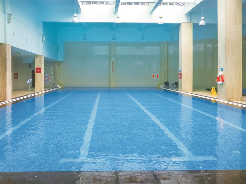 别墅游泳池维护指南大曝光，轻松离别繁琐操作！