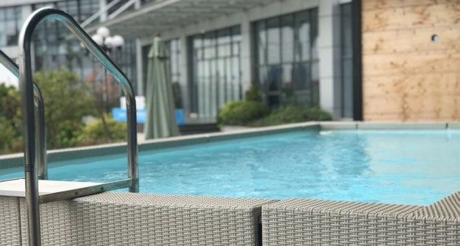 戴思乐园区藤编游泳池展示