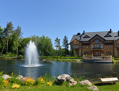 别墅庭院是建泳池好照旧鱼好