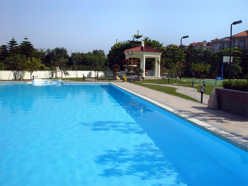 露天泳池清洁秘笈，轻松驾驭悬浮物，还原碧波激荡！