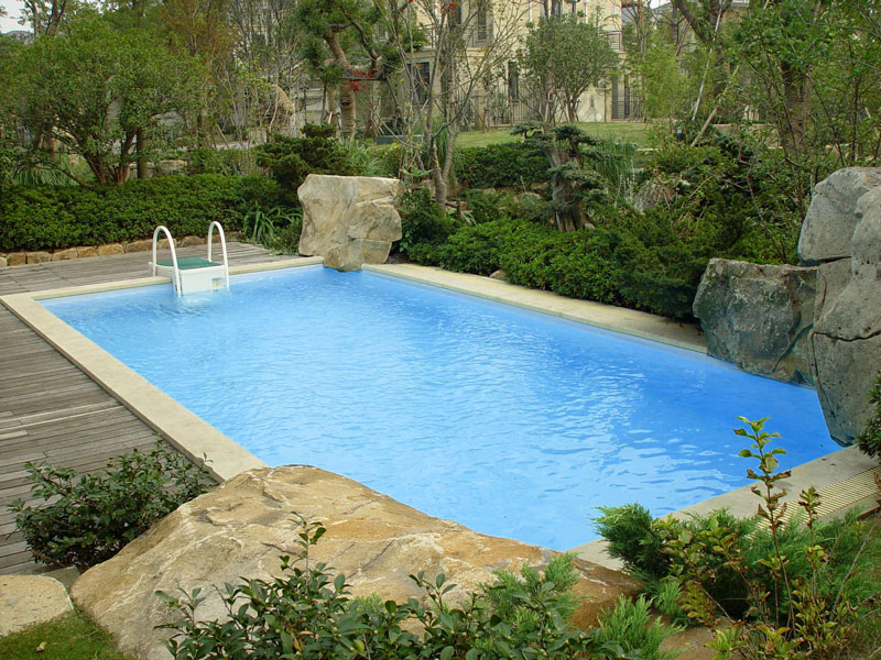 游泳池水发白不透亮，这些缘故原由你要知道！